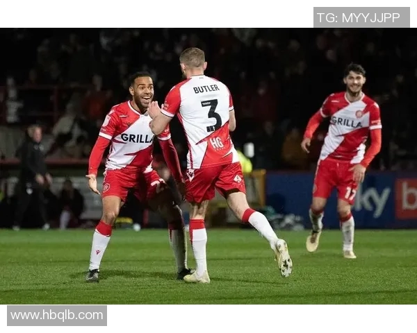 足球明星在转场时意外踩坏手机引发热议球迷纷纷围观争相拍照 足球明星在转场时意外踩坏手机引发热议球迷纷纷围观争相拍照