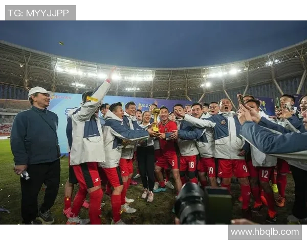 足球明星谦逊待人展现真诚魅力不耍大牌赢得球迷心声